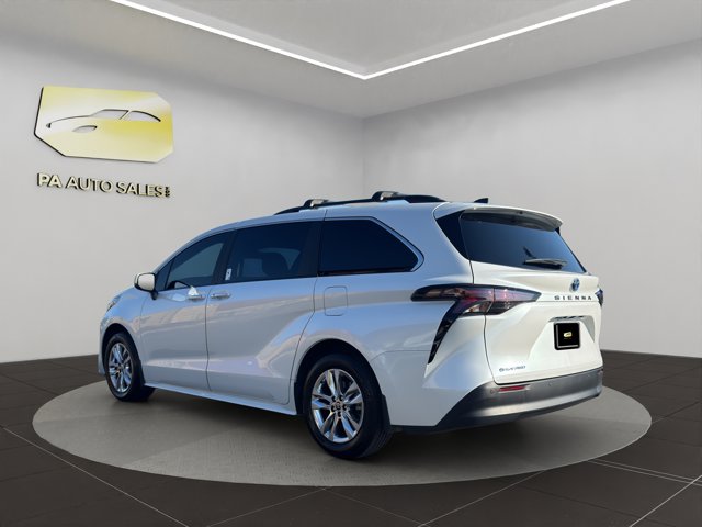 2025 Toyota Sienna XLE photo 3