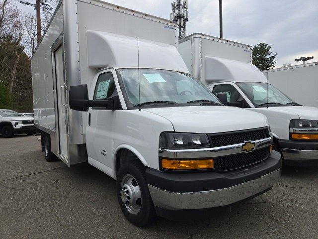 2024 Chevrolet Express Cutaway photo 2