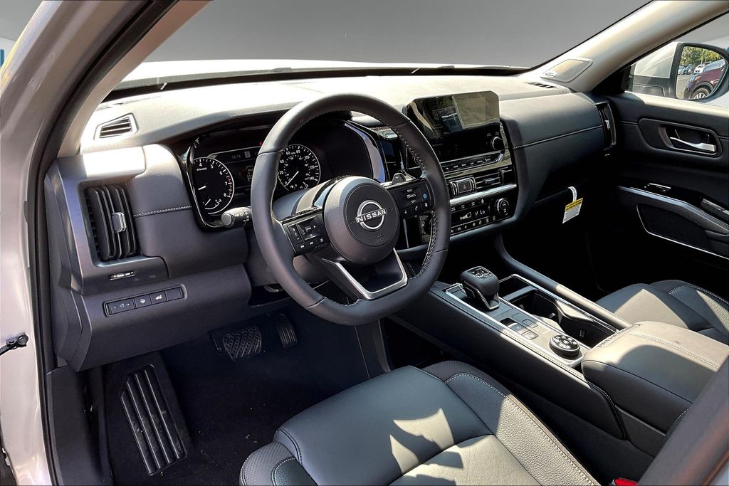 2025 Nissan Pathfinder SL photo 4