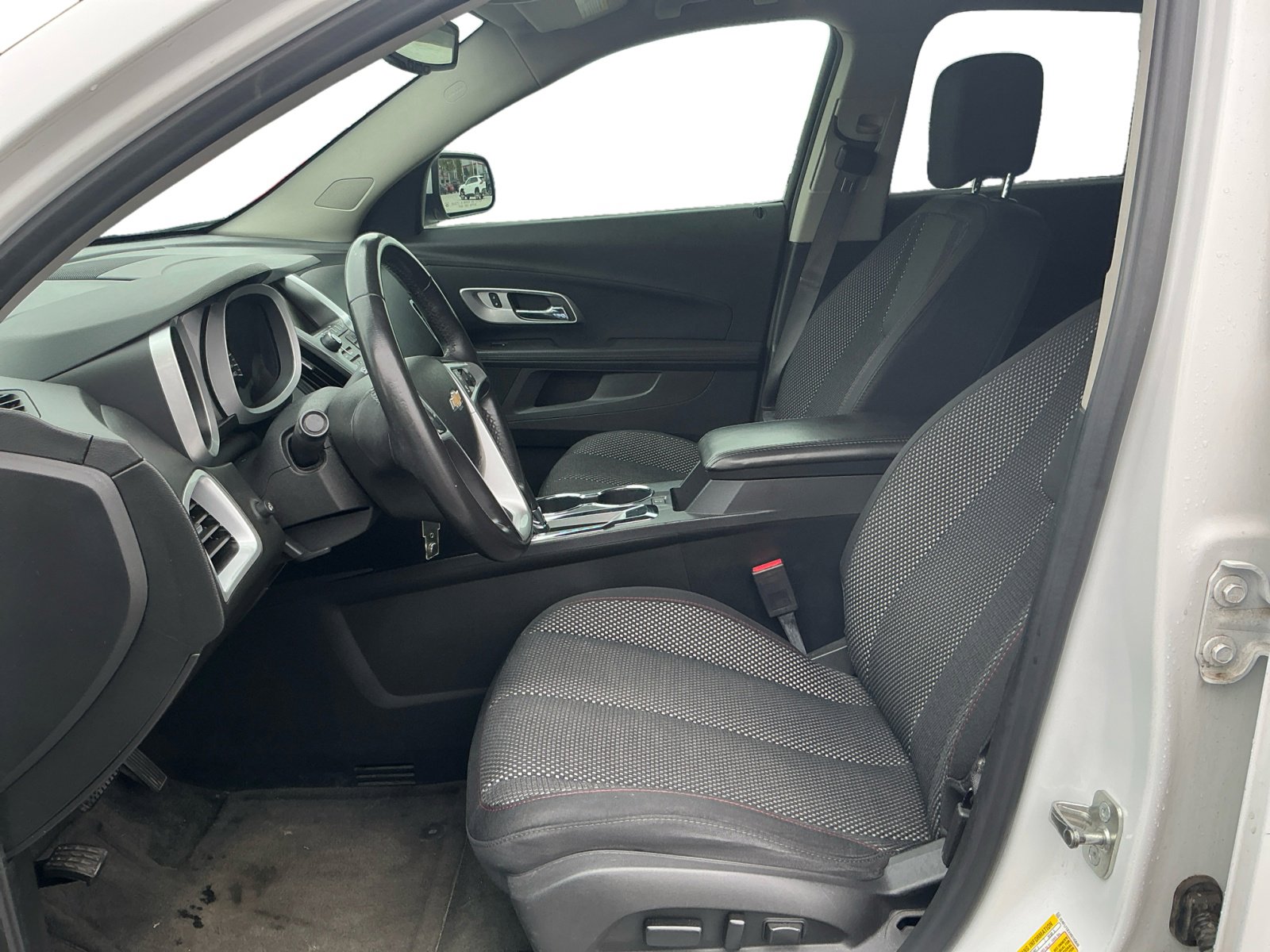 2017 Chevrolet Equinox LT photo 2