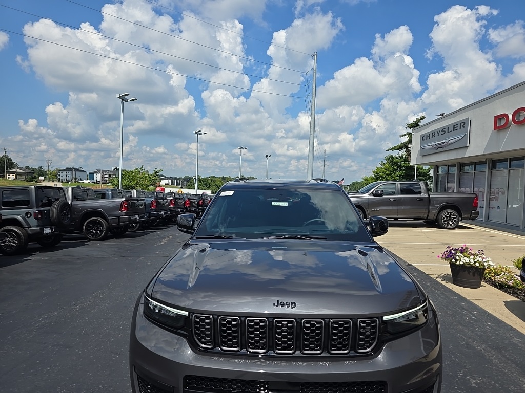 2025 Jeep Grand Cherokee L Summit Reserve photo 3