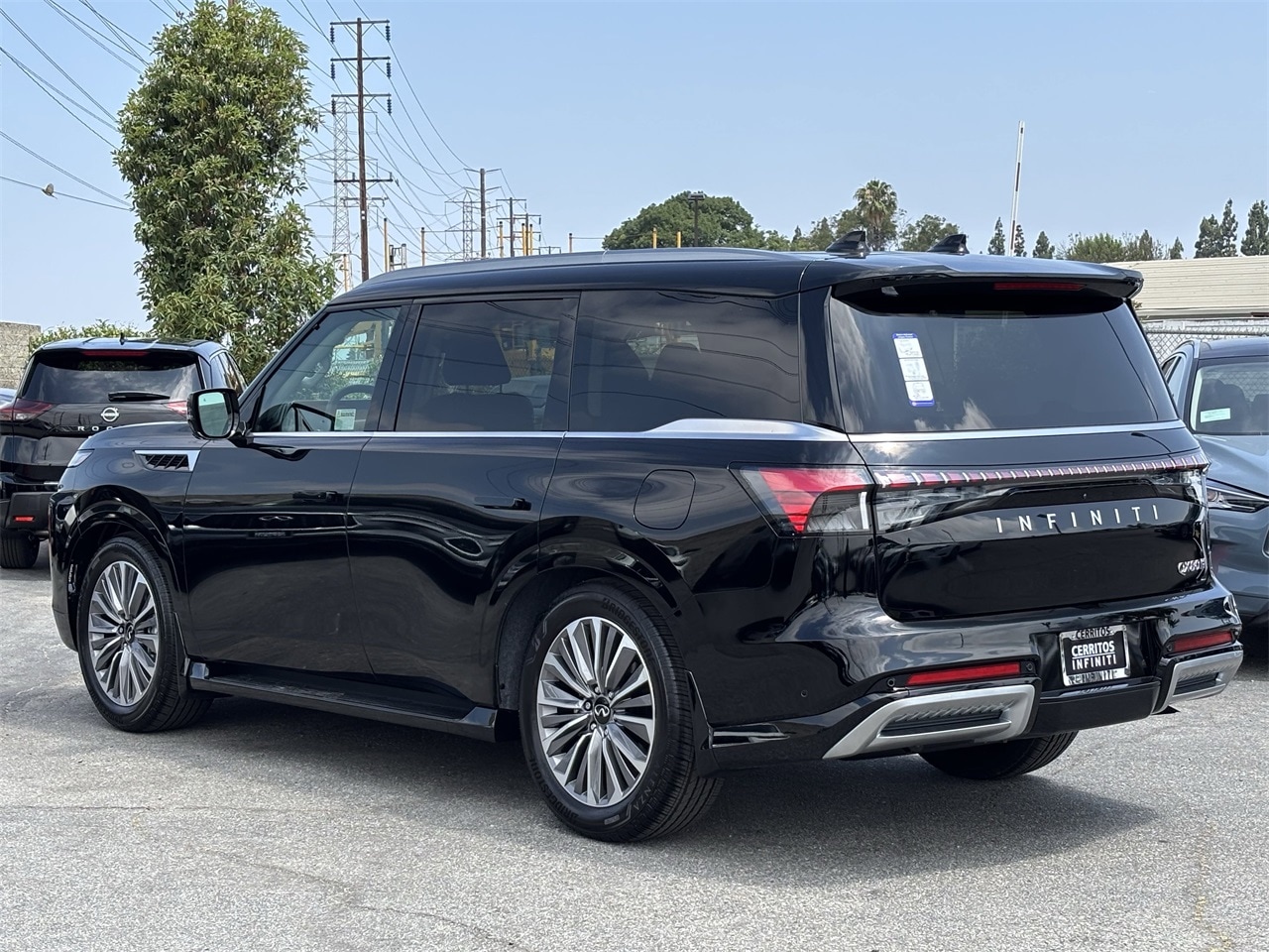 2025 Infiniti QX80 Luxe photo 2