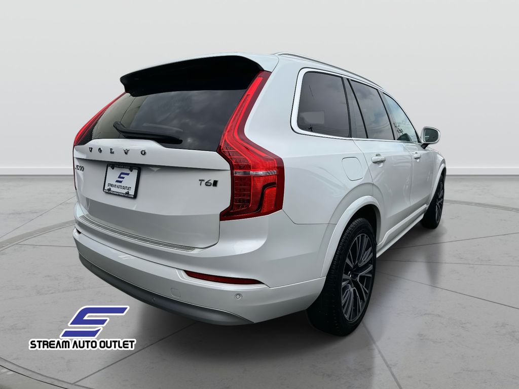2022 Volvo XC90 T6 Momentum photo 3