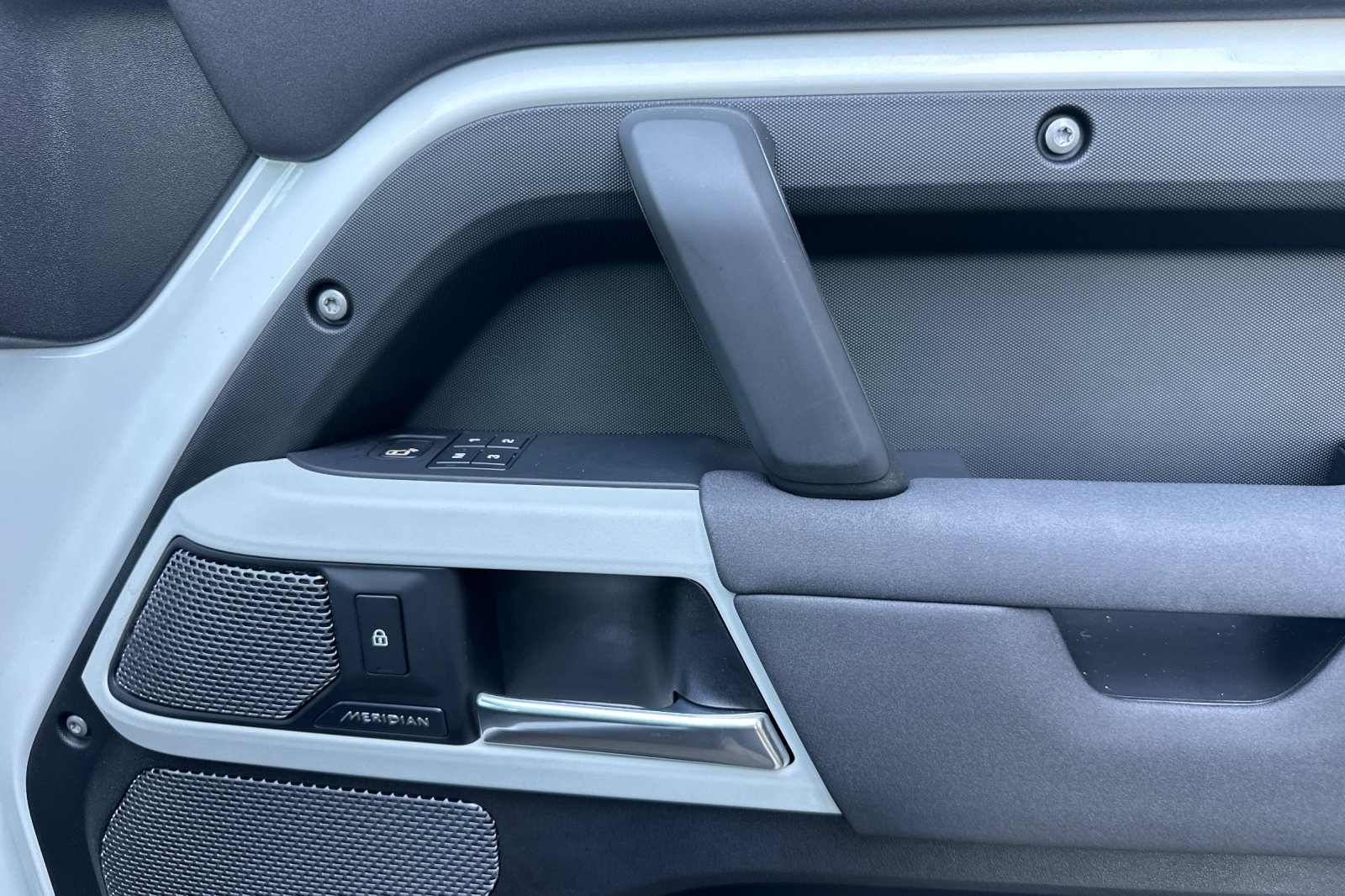 2021 Land Rover Defender 110 SE photo 18