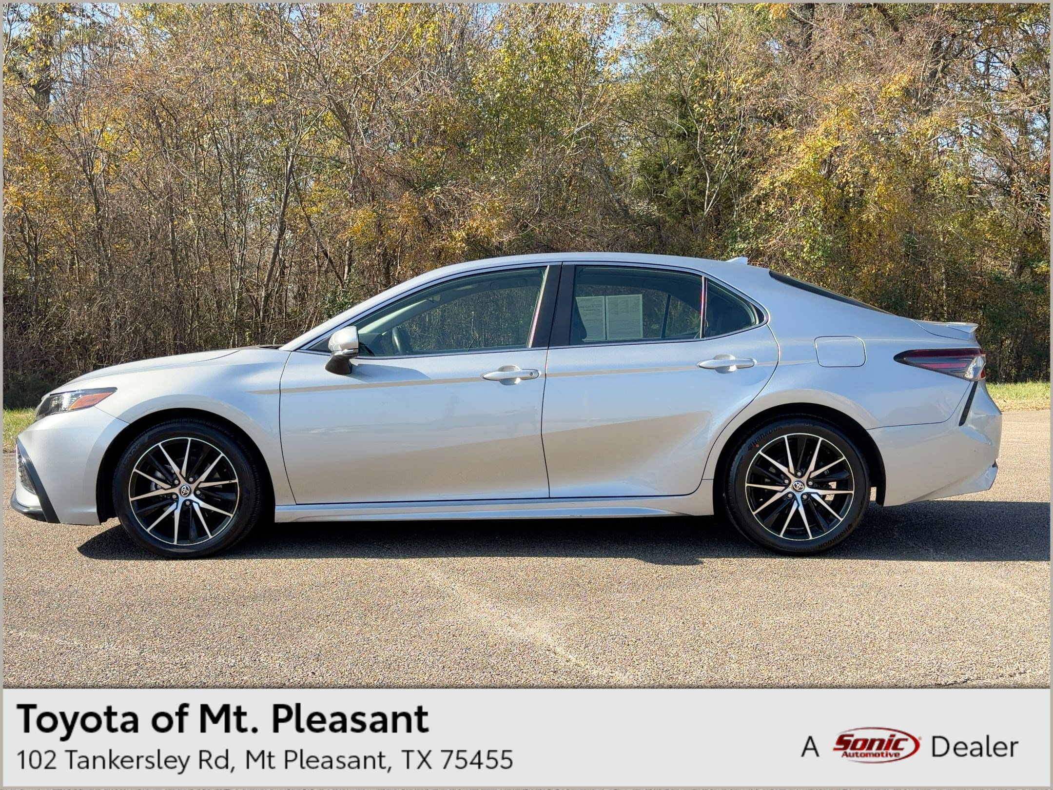 2024 Toyota Camry SE's photo