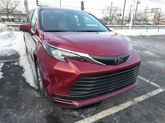 2026 Toyota Sienna LE's photo