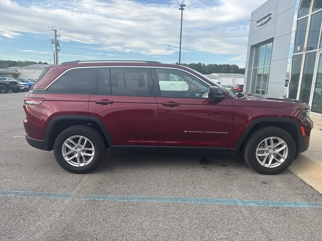 2023 Jeep Grand Cherokee Laredo photo 2