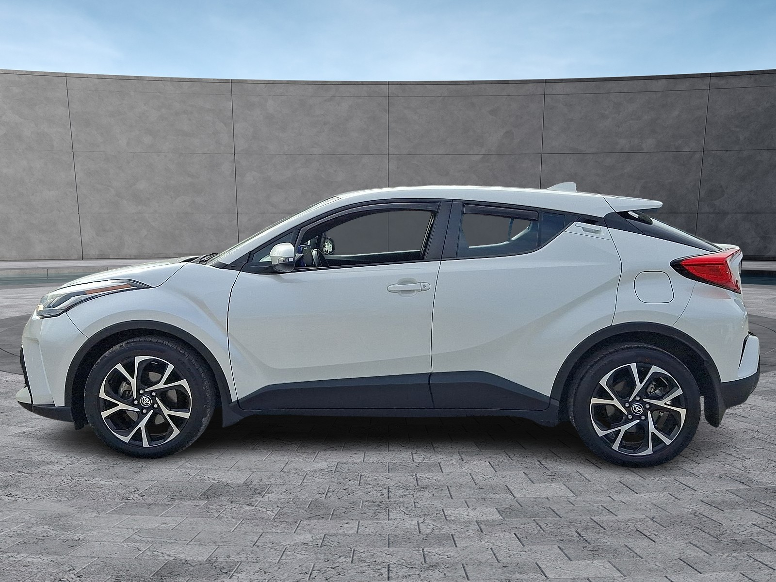 2020 Toyota C-HR XLE photo 6