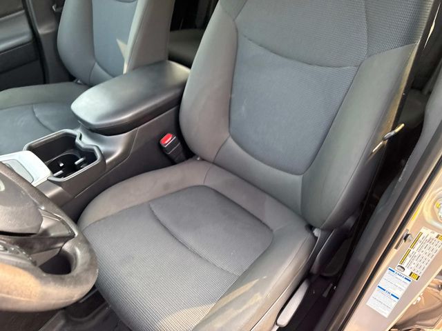 2022 Toyota RAV4 LE photo 18