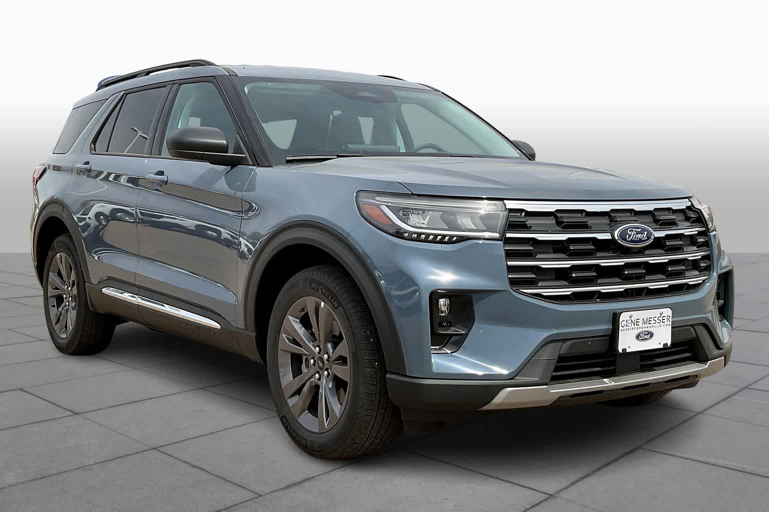 2025 Ford Explorer photo 2