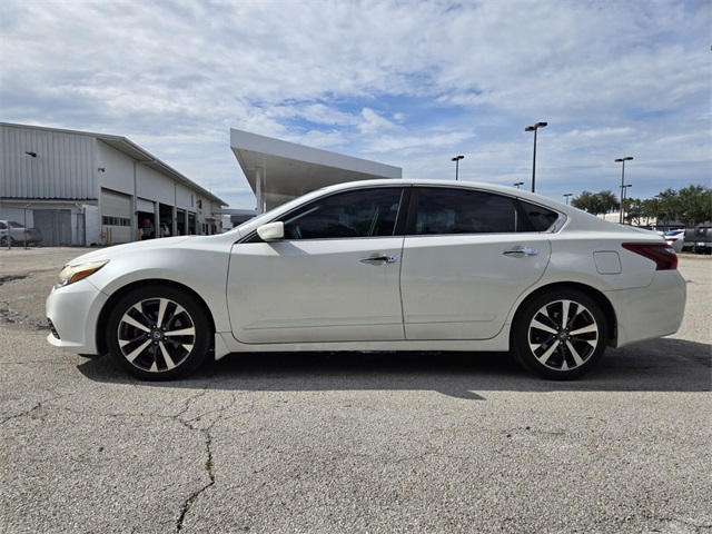 2017 Nissan Altima 2.5 SR photo 3