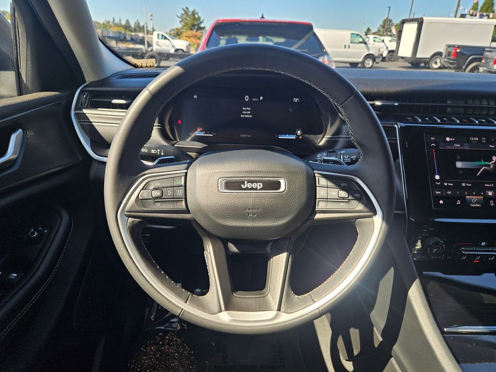 2023 Jeep Grand Cherokee Laredo photo 12