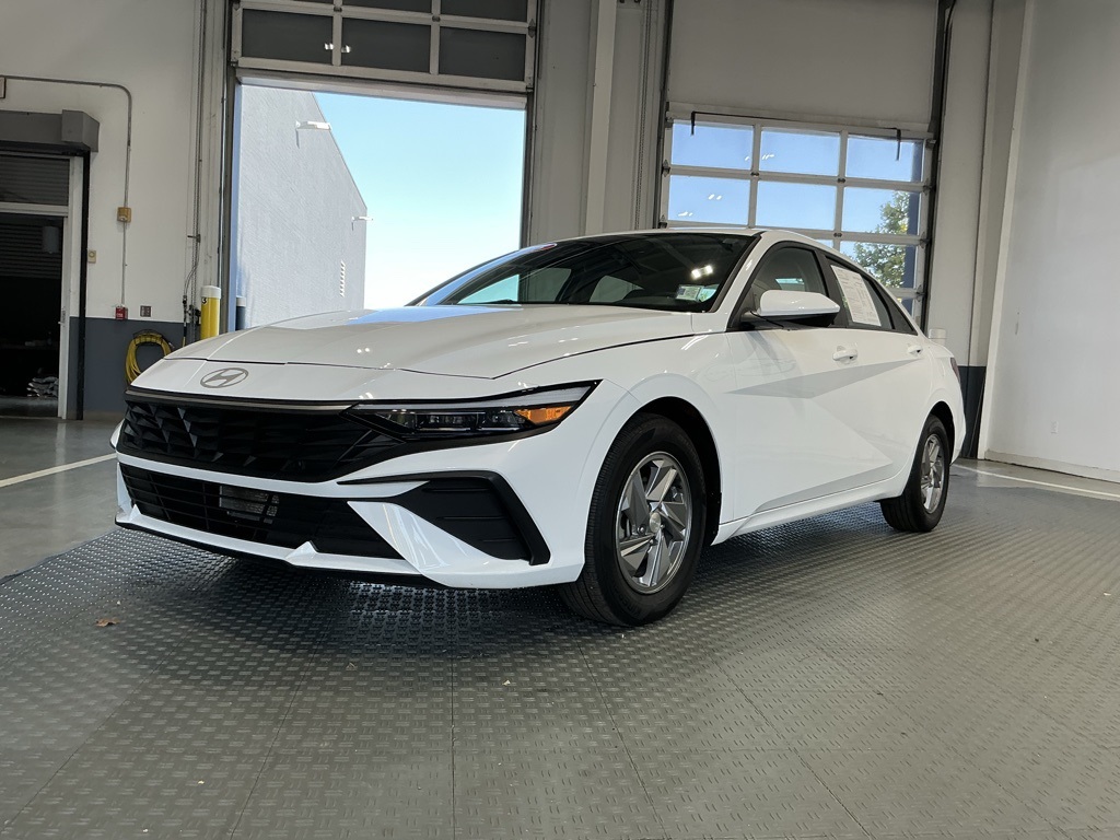 2025 Hyundai Elantra SE photo 2