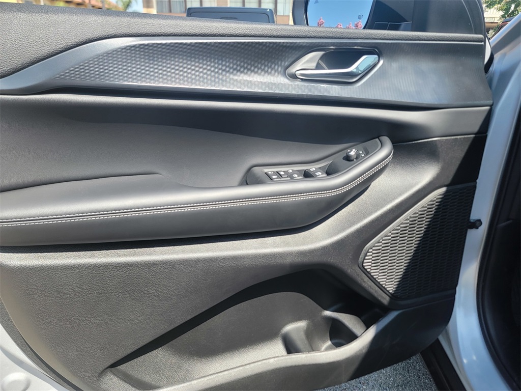 2025 Jeep Grand Cherokee Laredo Altitude photo 8