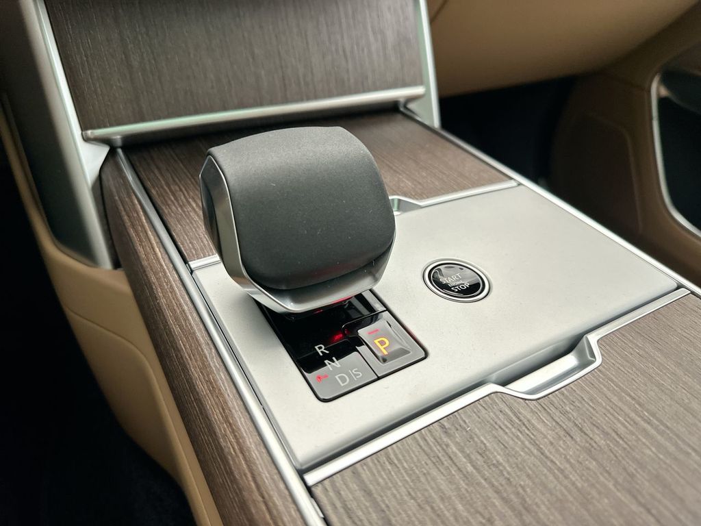 2025 Land Rover Range Rover SE photo 10
