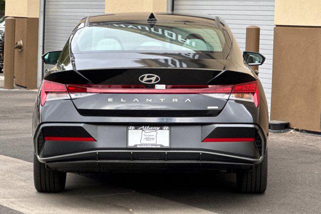 2025 Hyundai Elantra Hybrid Limited photo 3
