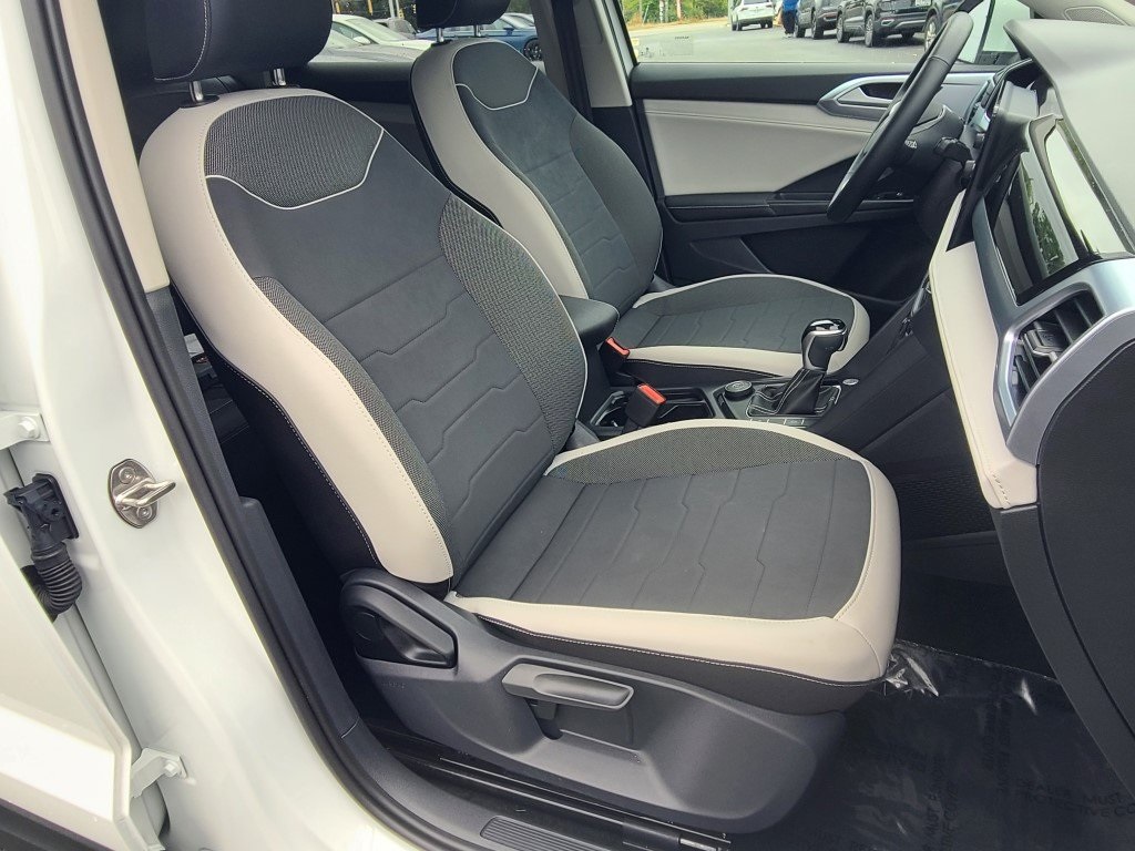 2025 Volkswagen Taos SE photo 3