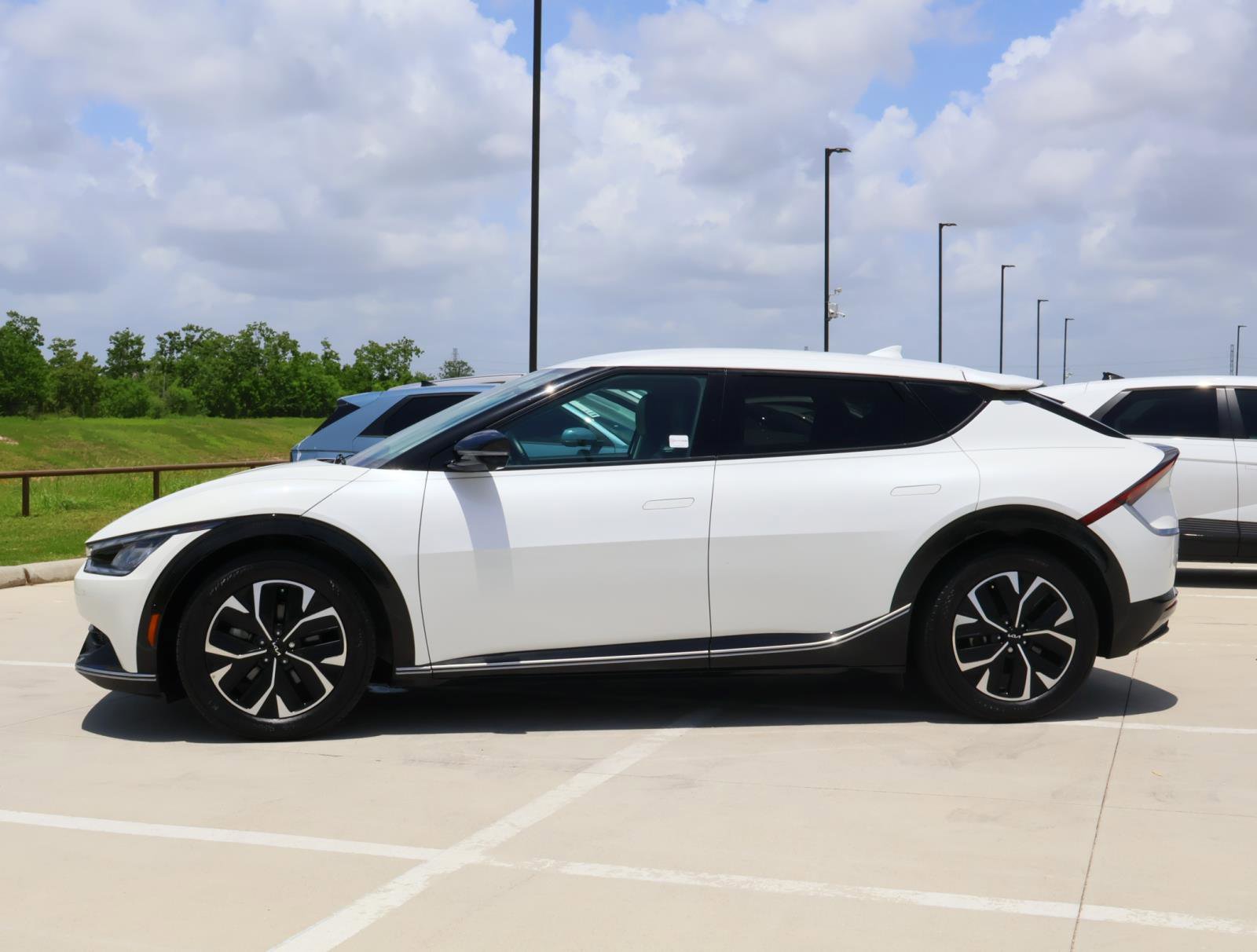 Used 2022 Kia Ev6 Wind with VIN KNDC3DLC4N5042683 for sale in Friendswood, TX