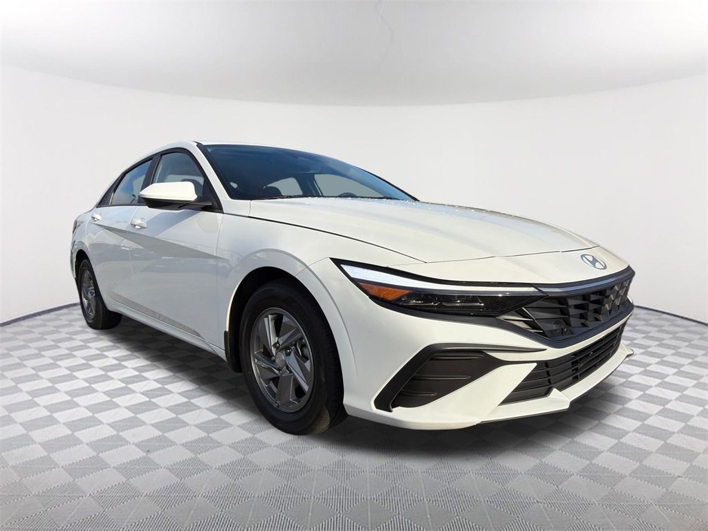 2024 Hyundai Elantra SE photo 3