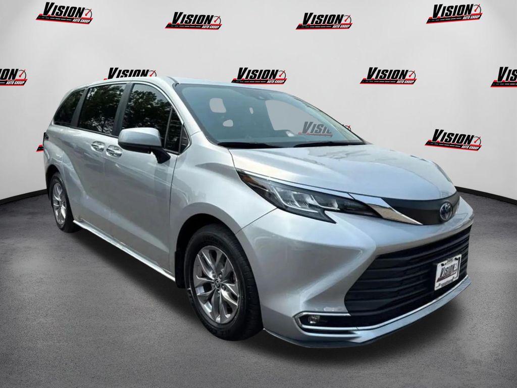 2022 Toyota Sienna XLE photo 3