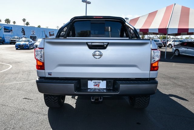 2018 Nissan Titan Crew Cab PRO-4X photo 4
