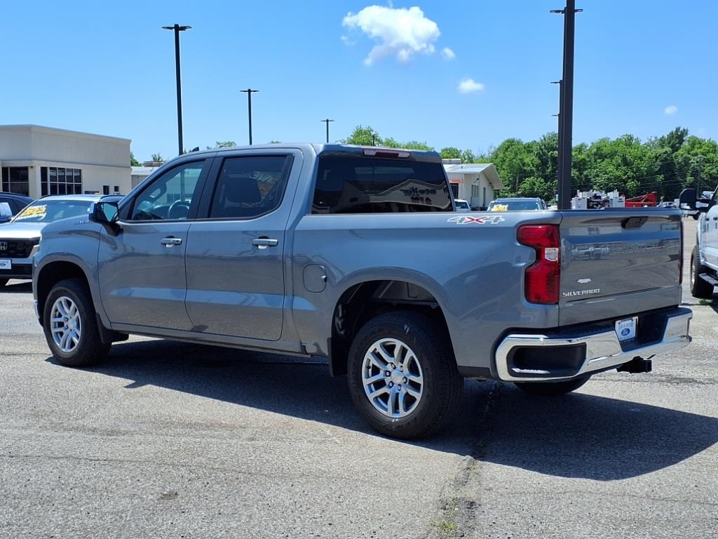 2021 Chevrolet Silverado 1500 LT photo 2