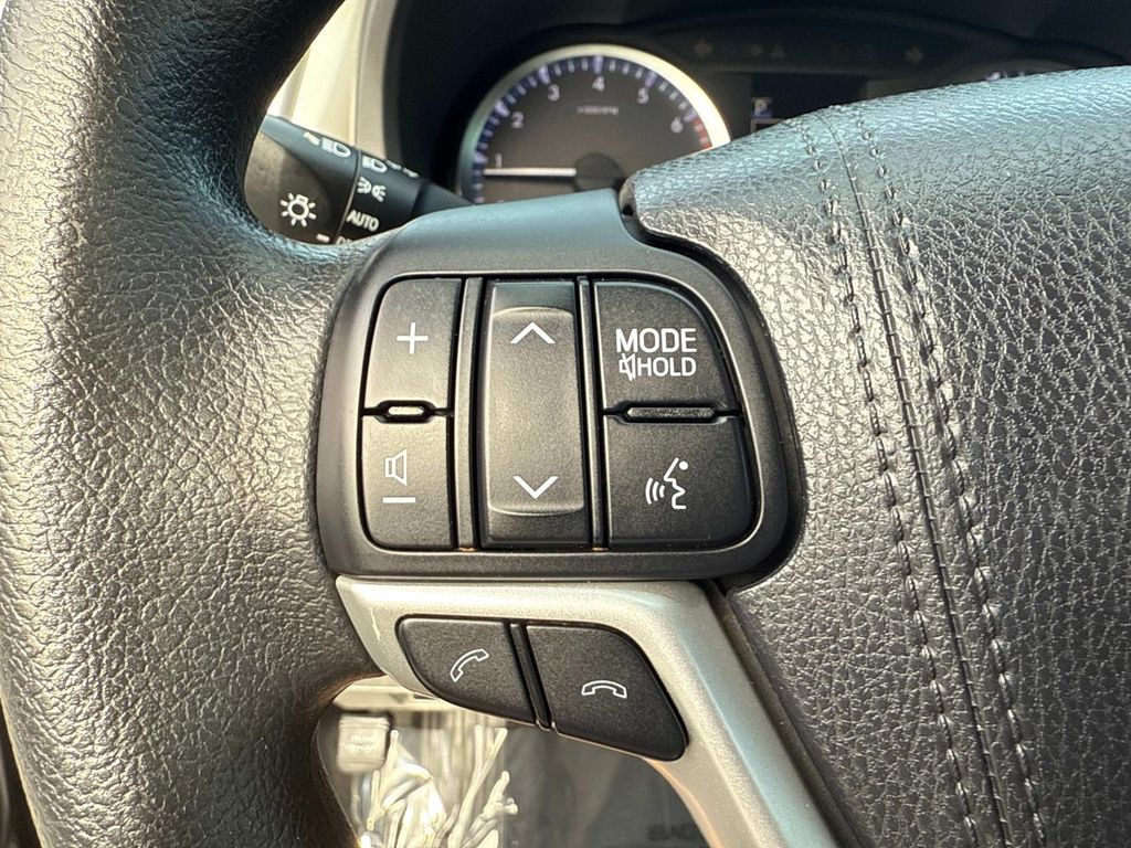 2017 Toyota Highlander LE photo 32