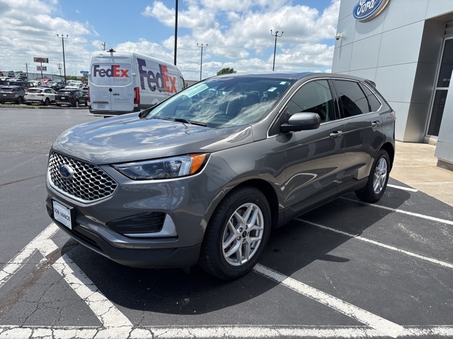 2024 Ford Edge SEL photo 2