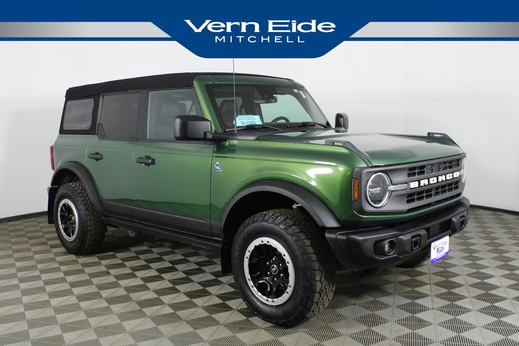 2023 Ford Bronco 4-Door Black Diamond's photo