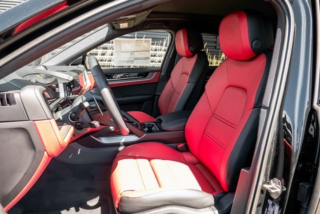 2025 Porsche Cayenne Coupe photo 4