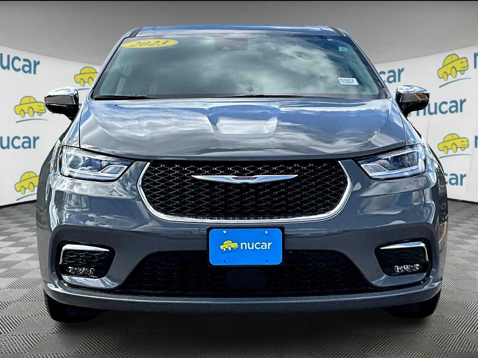 2023 Chrysler Pacifica Hybrid Limited photo 2