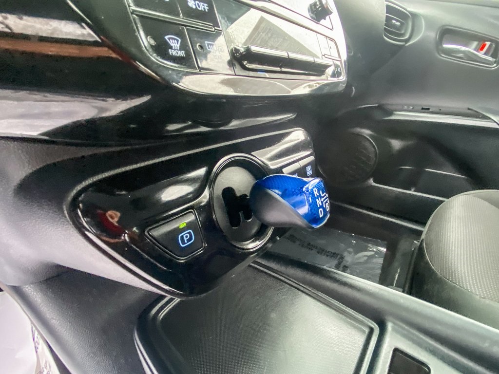 2022 Toyota Prius L photo 17