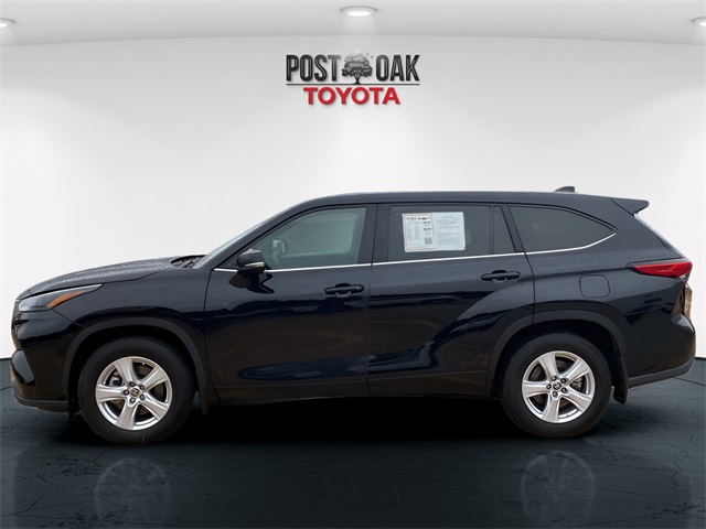2022 Toyota Highlander LE photo 2