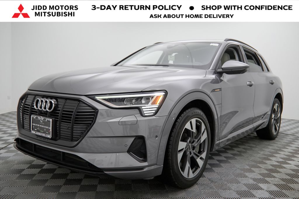 2022 Audi e-tron Premium's photo