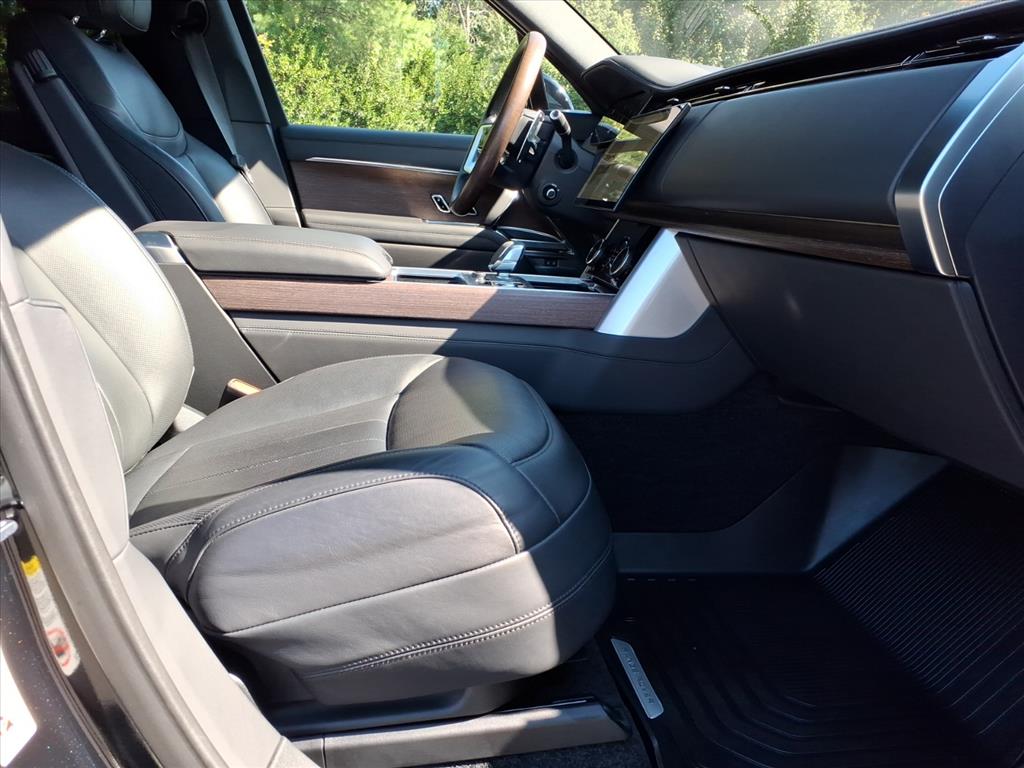 2023 Land Rover Range Rover SE photo 2