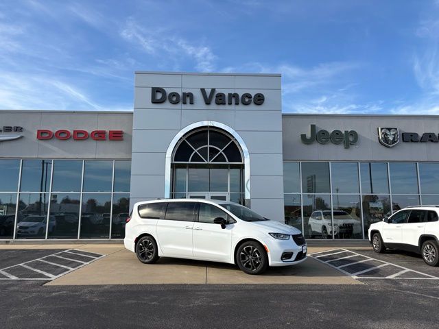 2026 Chrysler Pacifica Select's photo