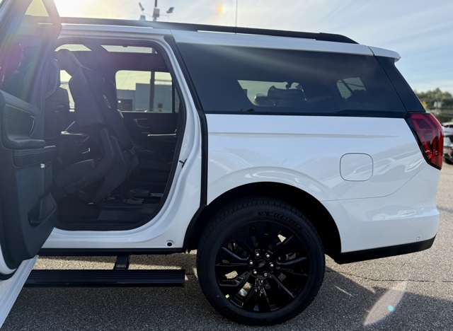 2025 Ford Expedition MAX Platinum photo 34