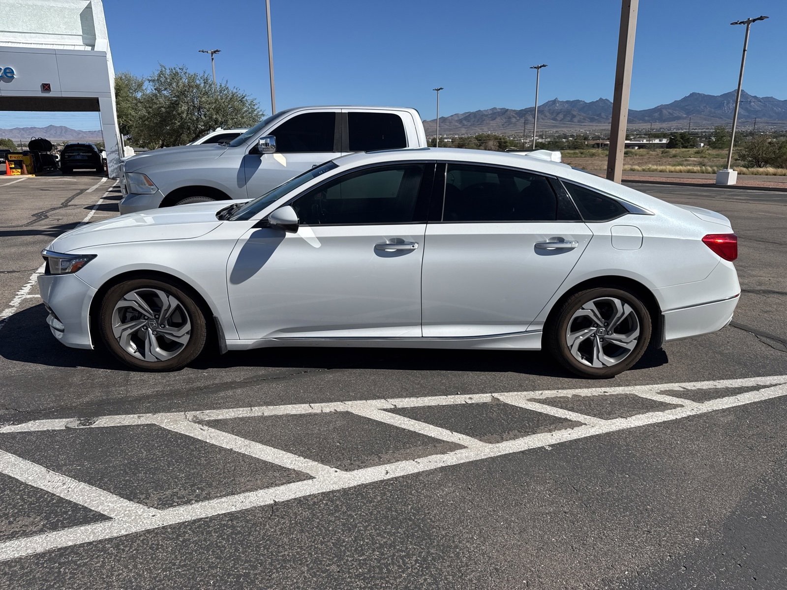 2018 Honda Accord Touring photo 2
