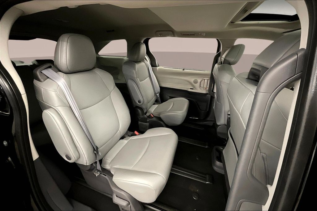 2021 Toyota Sienna XLE photo 27