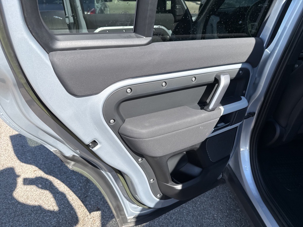 2023 Land Rover Defender 110 X-Dynamic SE photo 13