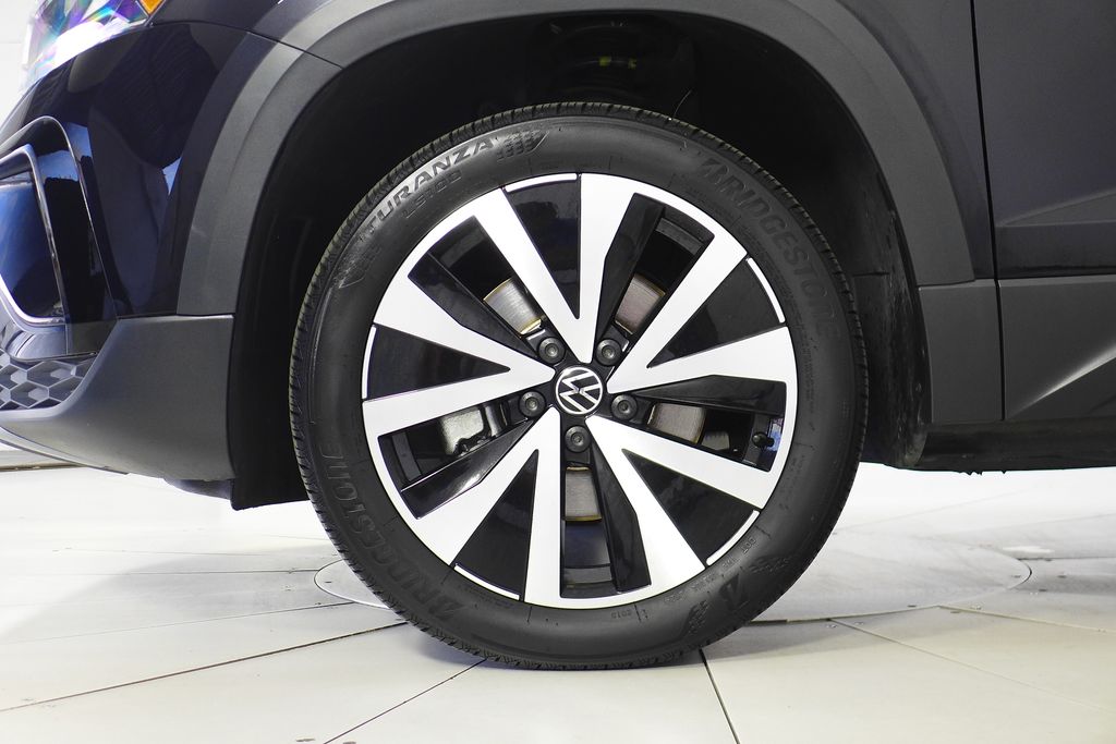 2024 Volkswagen Taos SE photo 4