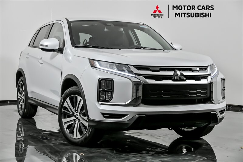 2025 Mitsubishi Outlander Sport SE's photo