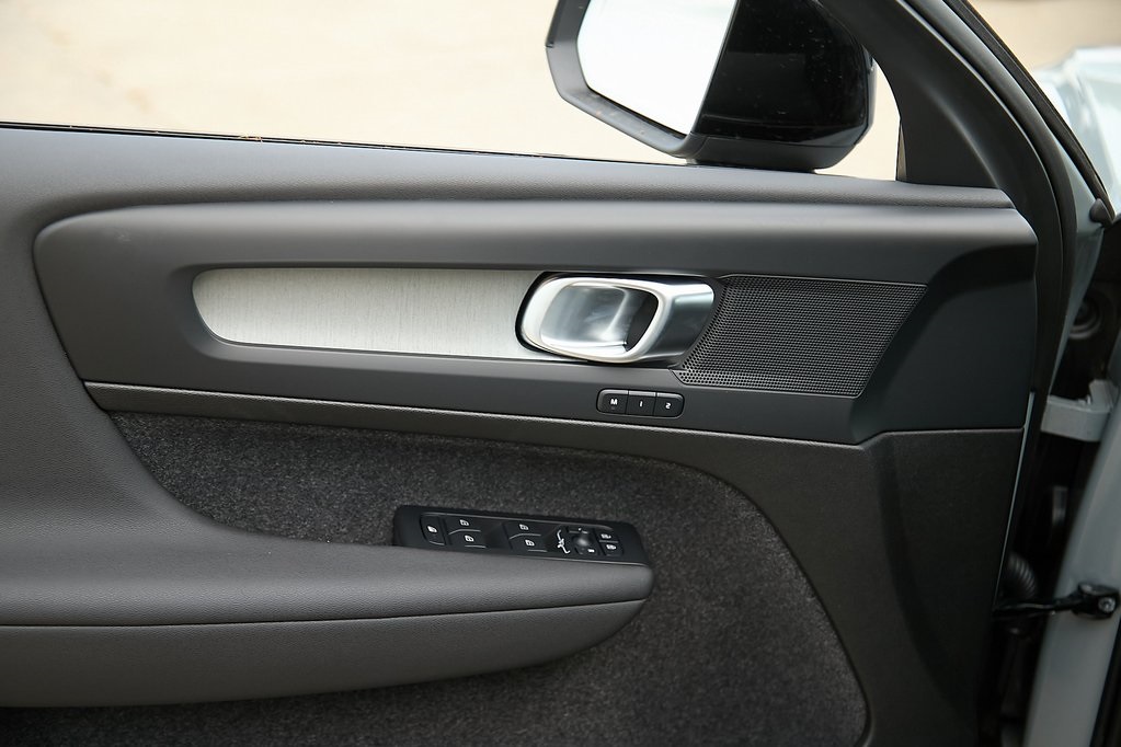 2025 VOLVO XC40 - Image 10