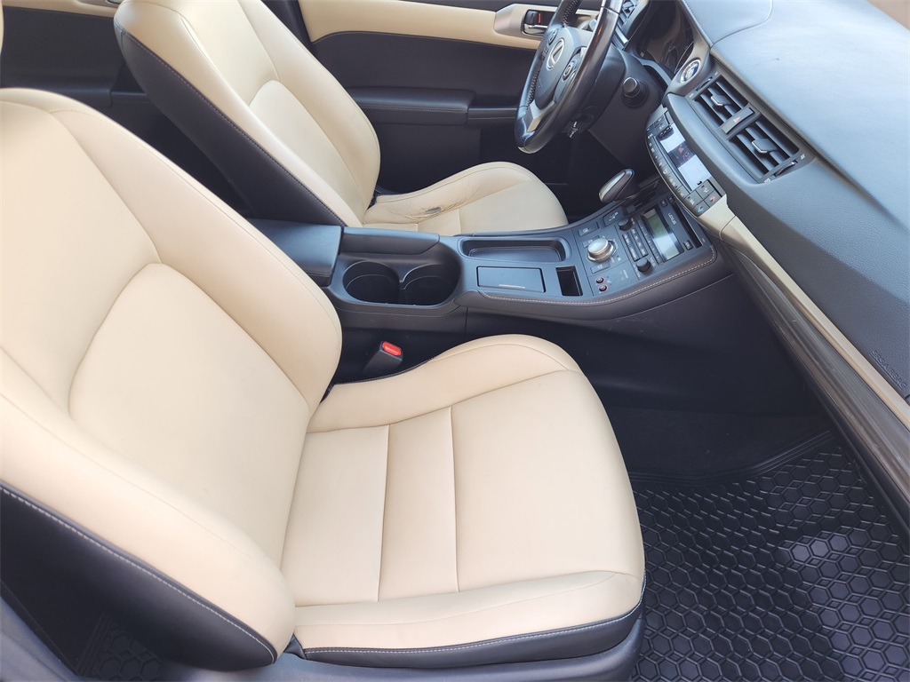 2017 Lexus CT 200h photo 13