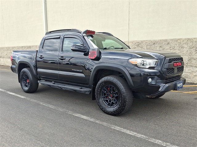 2018 Toyota Tacoma TRD Off-Road photo 2