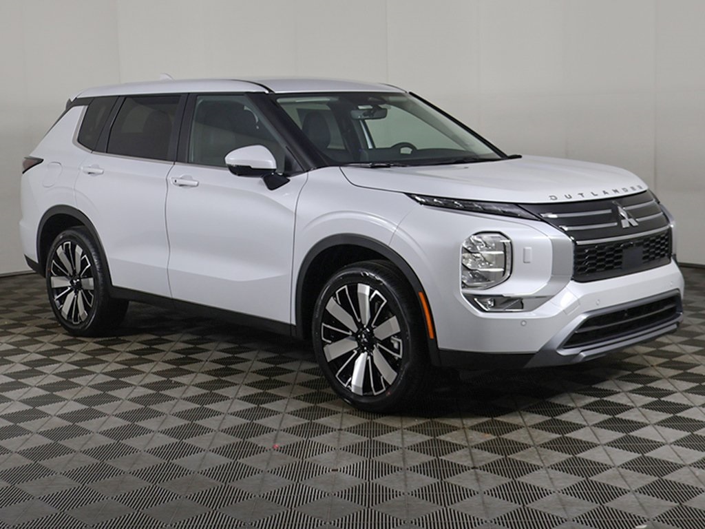 2025 Mitsubishi Outlander SE photo 2