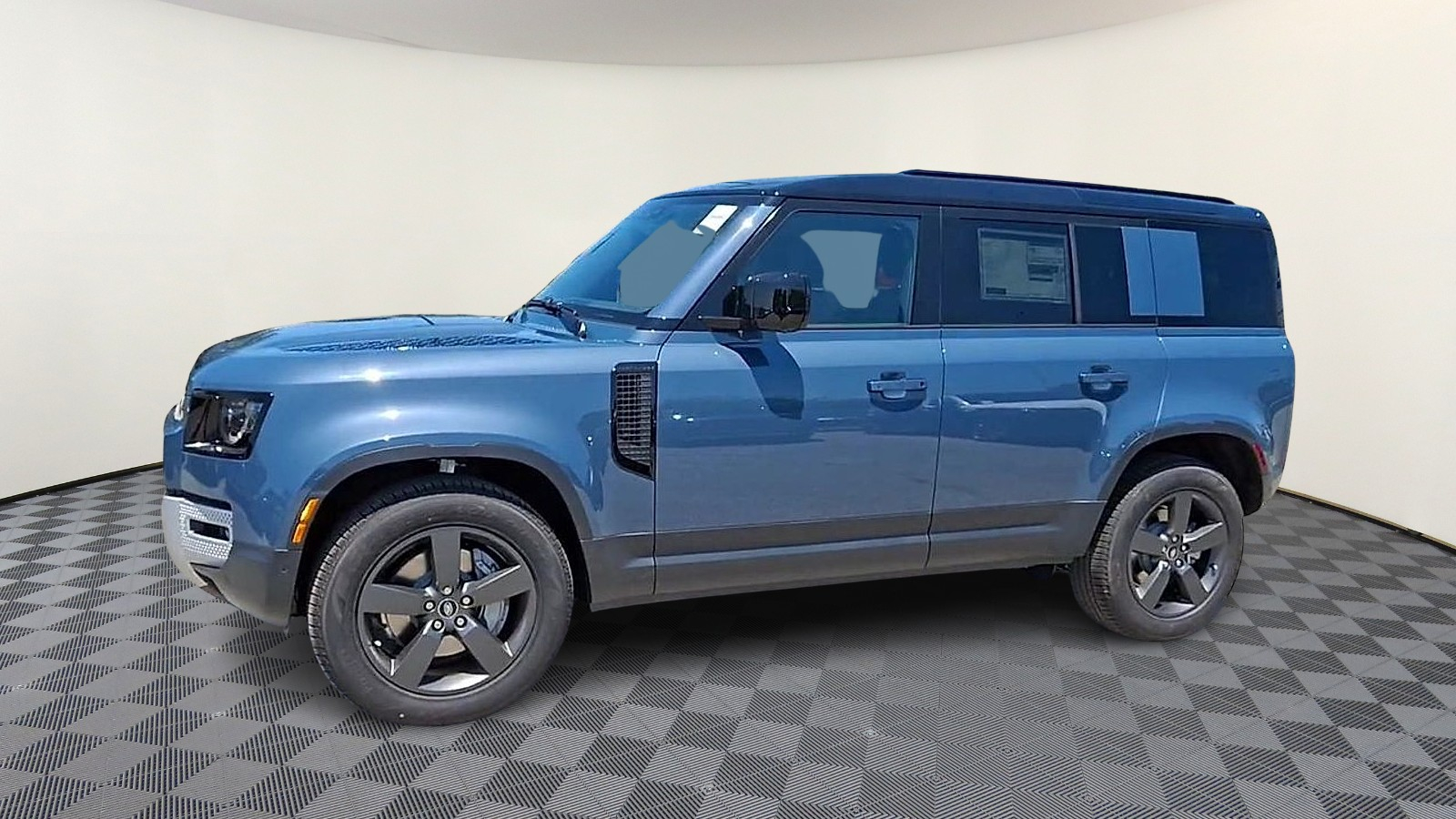 2025 Land Rover Defender 110 S photo 4