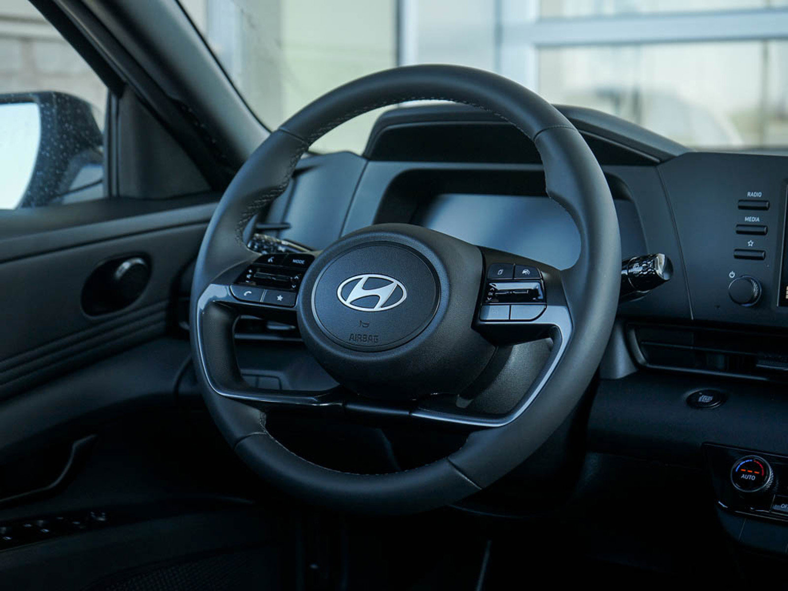 2025 Hyundai Elantra SEL Sport photo 12