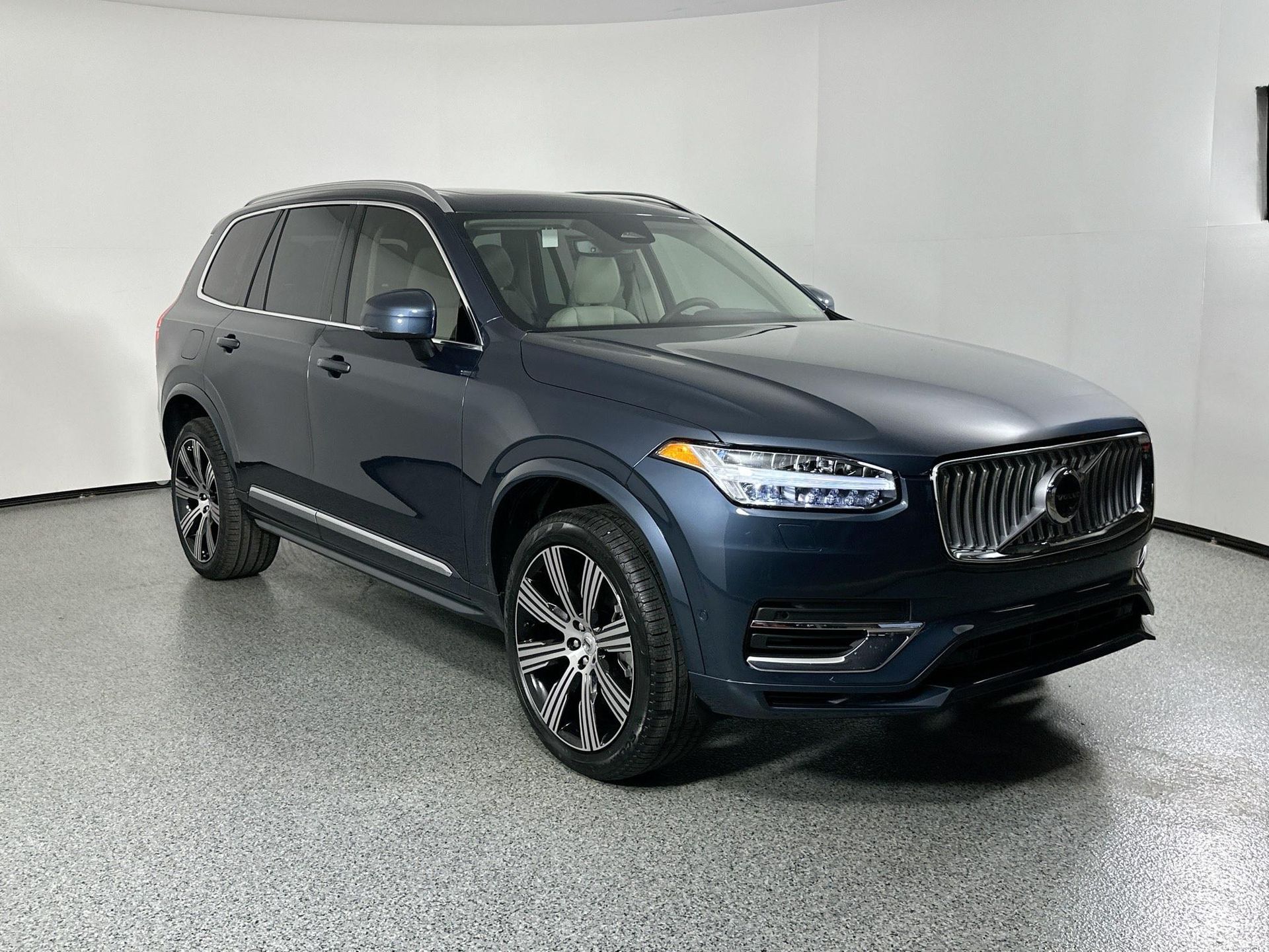 2025 Volvo XC90 T8 AWD photo 3
