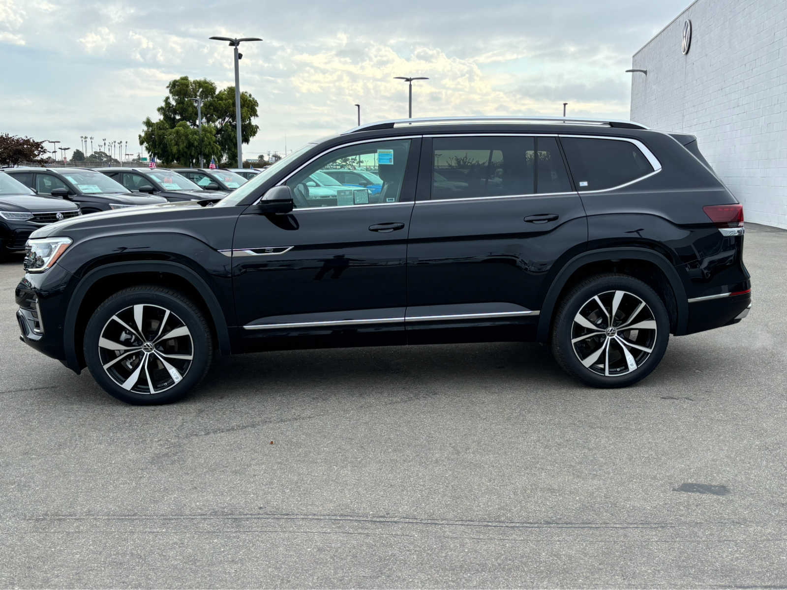 2024 Volkswagen Atlas SEL Premium R-Line photo 6